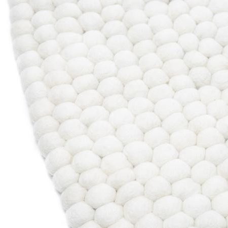 Hvidt håndlavet kugletæppe af 100% ren uld tilføjer hygge og stil. Blødt uld materiale og enestående design. Perfekt til at skabe en varm atmosfære i dit hjem.
