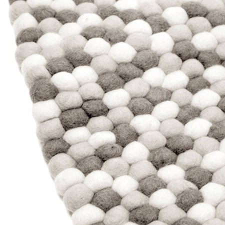 Gråt og hvidt håndlavet kugletæppe af 100% ren uld tilføjer hygge og stil. Blødt uld materiale og enestående design. Perfekt til at skabe en varm atmosfære i dit hjem.