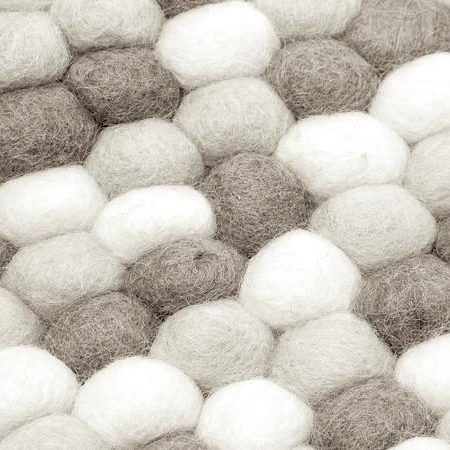 Gråt og hvidt håndlavet kugletæppe af 100% ren uld tilføjer hygge og stil. Blødt uld materiale og enestående design. Perfekt til at skabe en varm atmosfære i dit hjem.