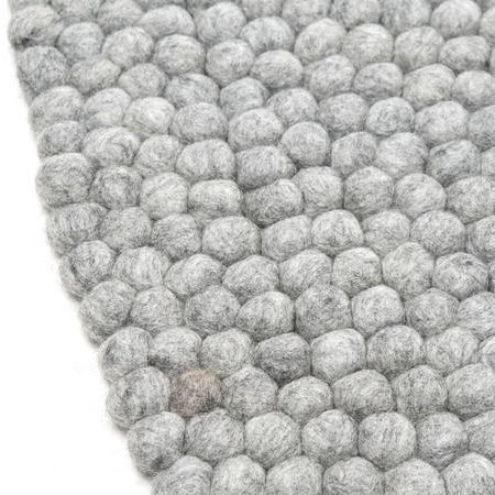 Lys/Grå håndlavet kugletæppe af 100% ren uld tilføjer hygge og stil. Blødt uld materiale og enestående design. Perfekt til at skabe en varm atmosfære i dit hjem.
