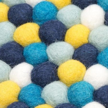 Blå, gult og hvidt håndlavet kugletæppe af 100% ren uld tilføjer hygge og stil. Blødt uld materiale og enestående design. Perfekt til at skabe en varm atmosfære i dit hjem.