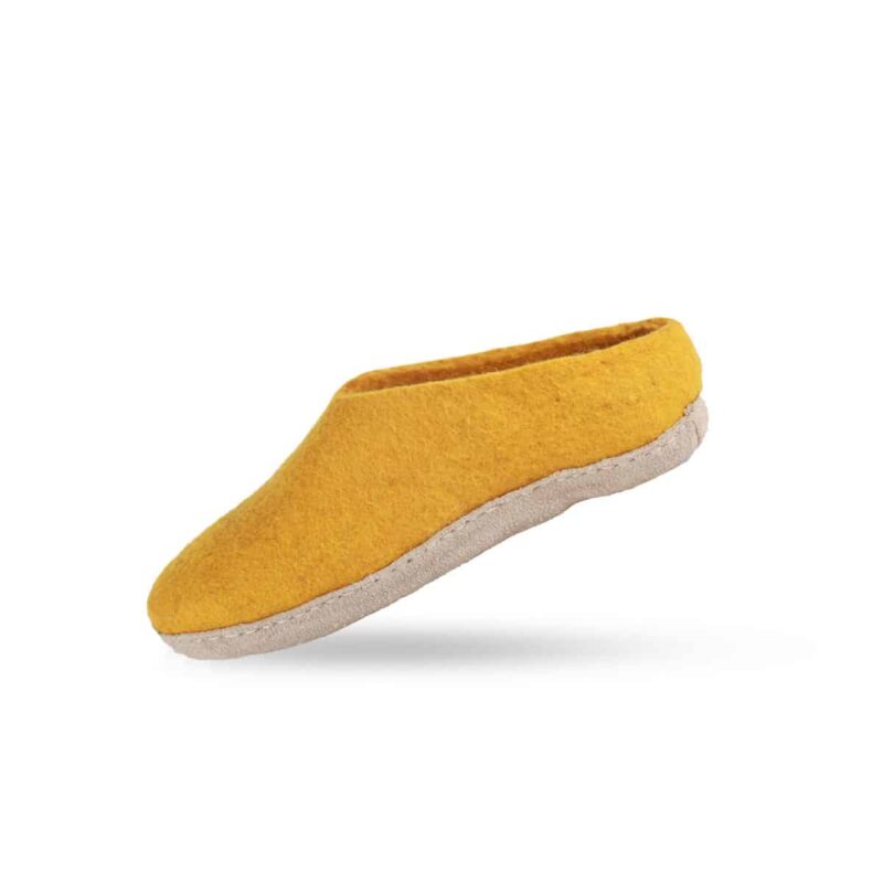 Håndlavede gule uld hjemmesko fra Shus.dk, lavet af 100% New Zealandsk uld, sikrer varme og komfort. Med skindsål.